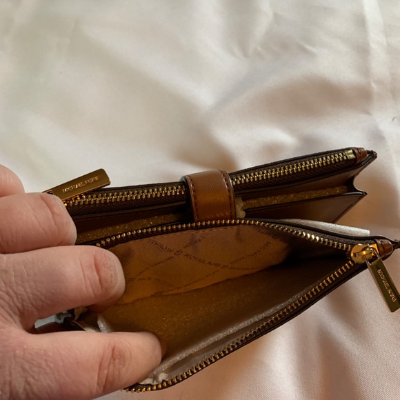 🎉Host Pick🎉 NWT. Michael Kors Brown with Gold Accents Wallet Wristlet! - Picture 10 of 12
